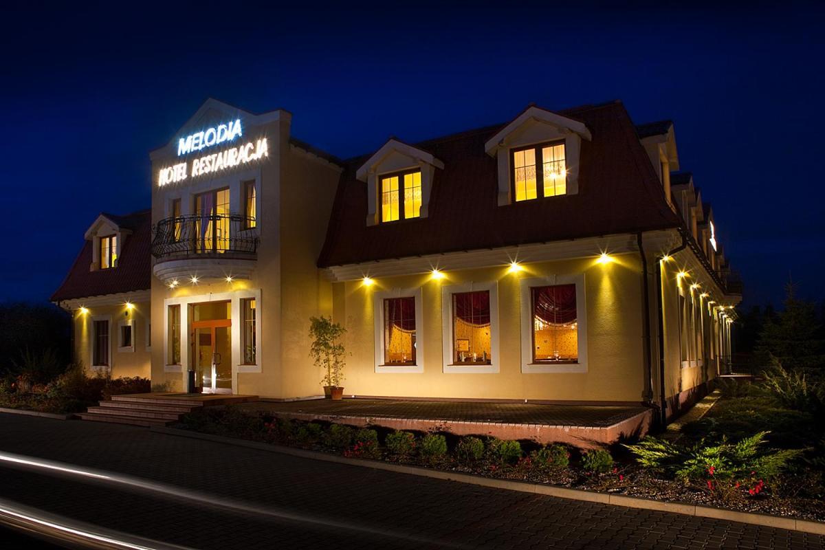 Hotel Melodia *** Buk  エクステリア 写真