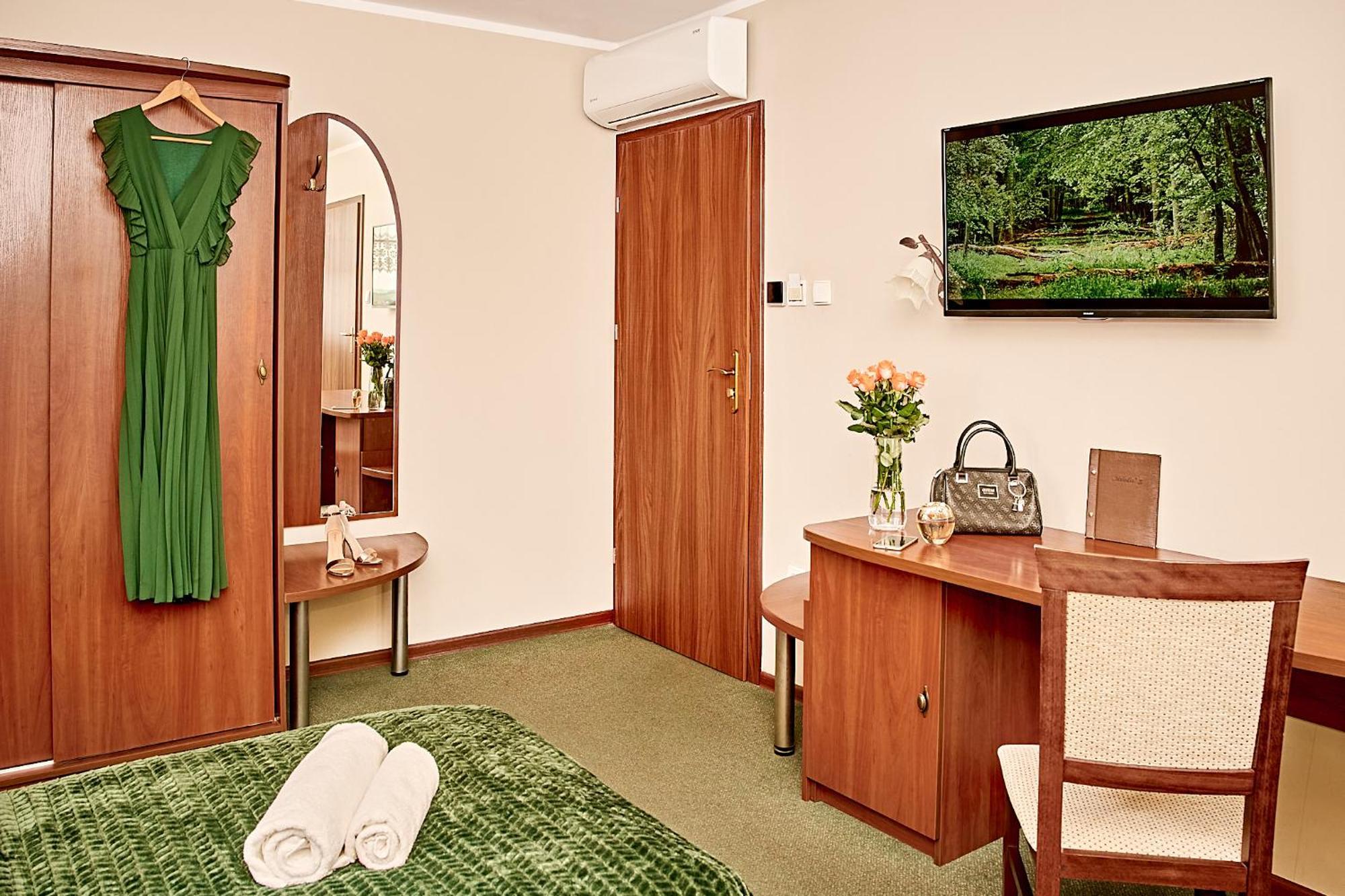 Hotel Melodia *** Buk  エクステリア 写真